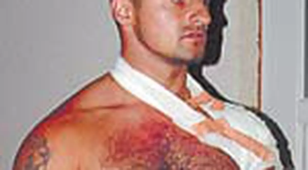 A impuscat un barbat si a calcat cu masina o fata