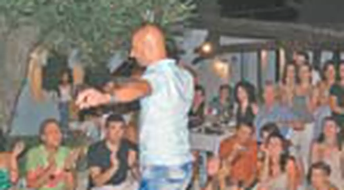 Ion Voicu i-a invatat hora pe turistii din Halkidiki