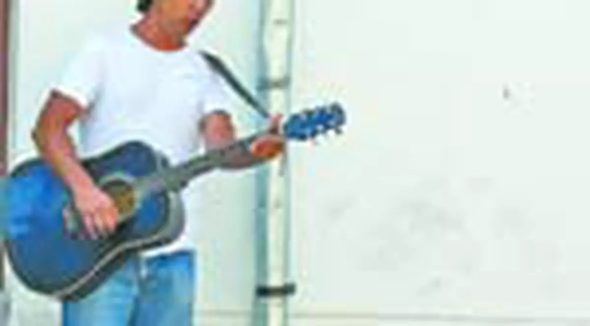 'Am doua facultati, dar cant la chitara pe strada'