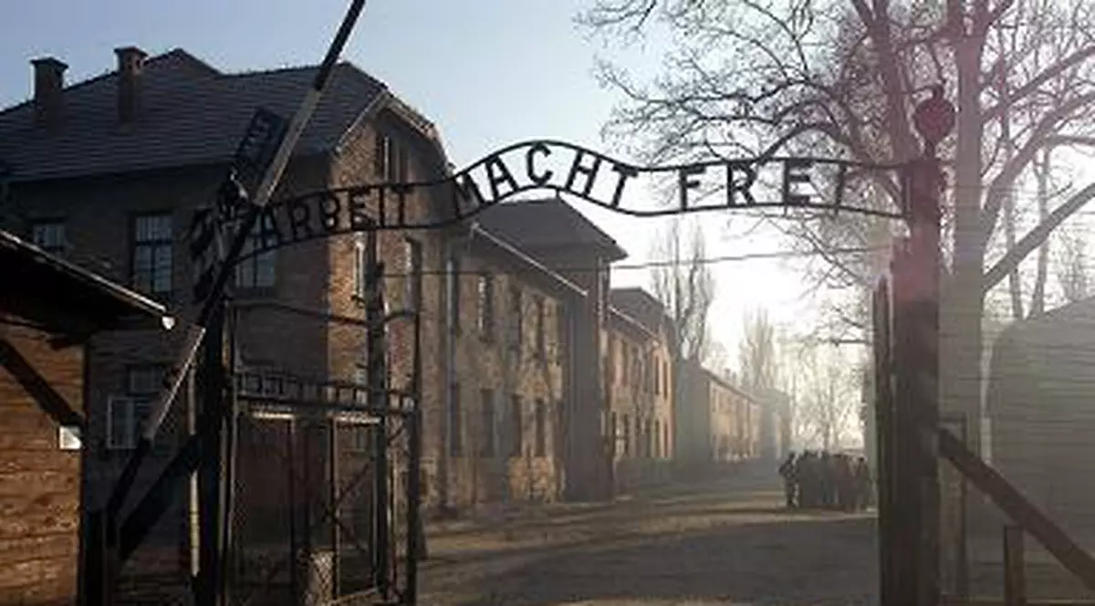 Protest bizar la Auschwitz. Mai mulți oameni s-au dezbrăcat complet și au ucis o oaie la intrarea în fostul lagăr de concentrare