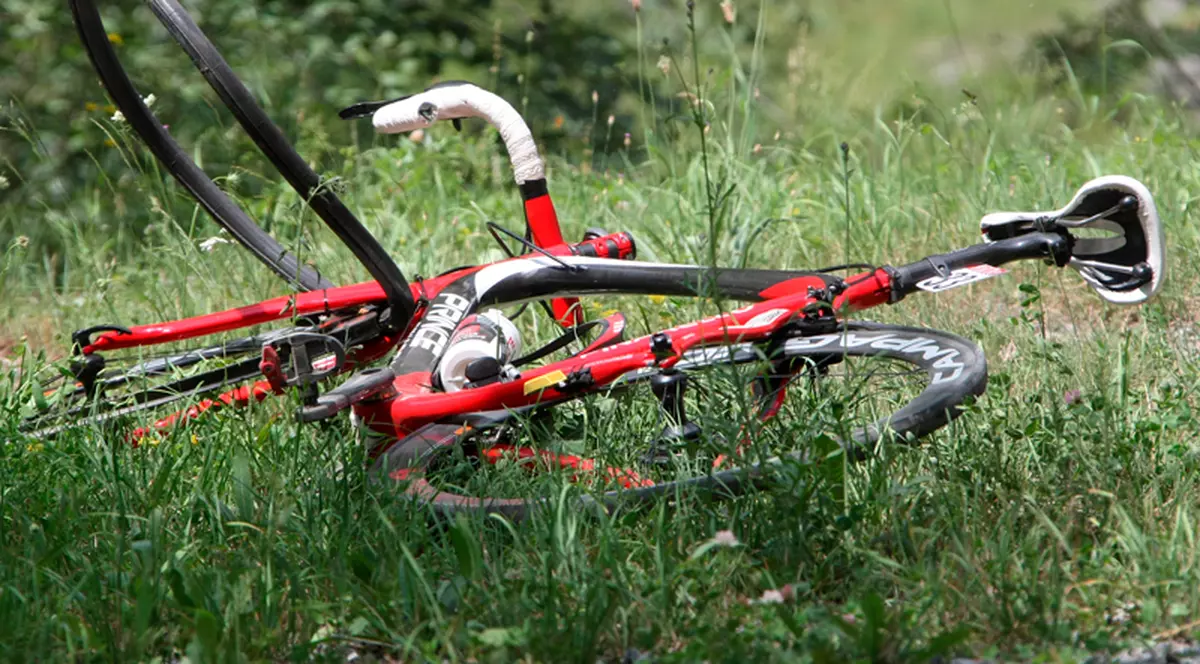 Un american a fost lovit de o maşină şi de un tren în 6 ore