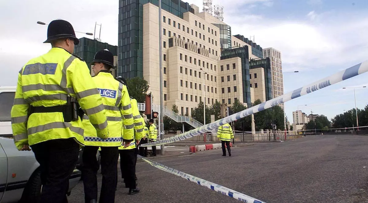 Pe e-Bay s-a vândut o cameră digitală cu informaţii ale MI6