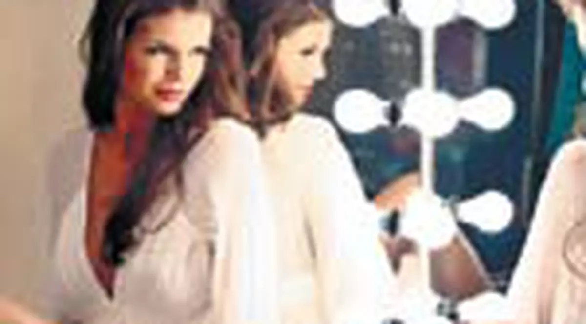 Moni ii face lui Iri pasta de avocado