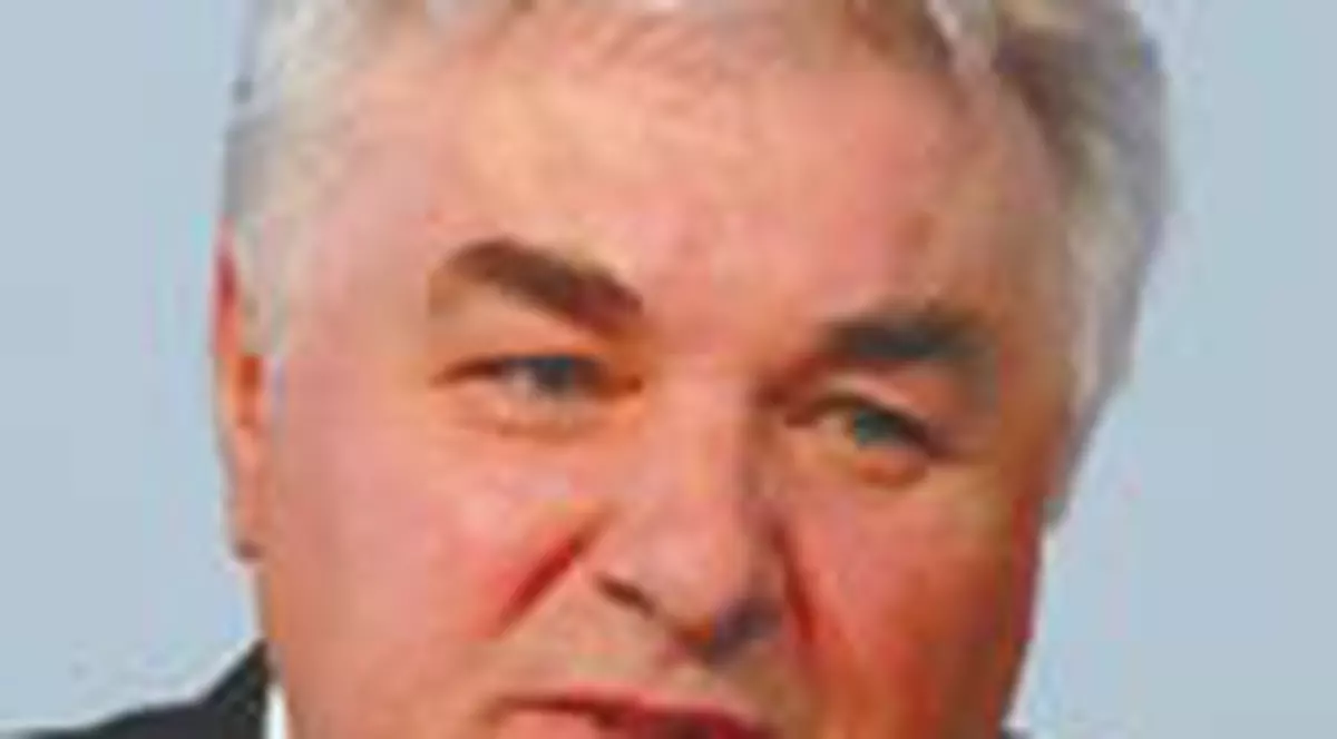 Constantin Simirad isi relaxeaza subalternii cu lectii de istorie