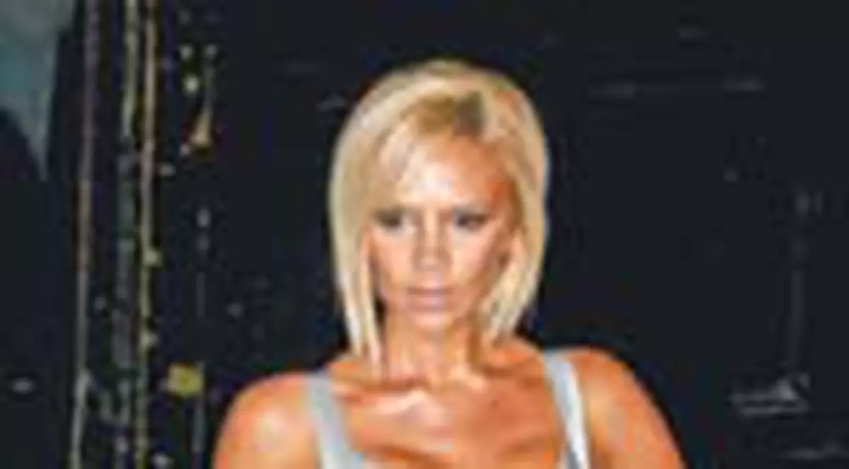 Victoria si Katie 'se hranesc' cu arome