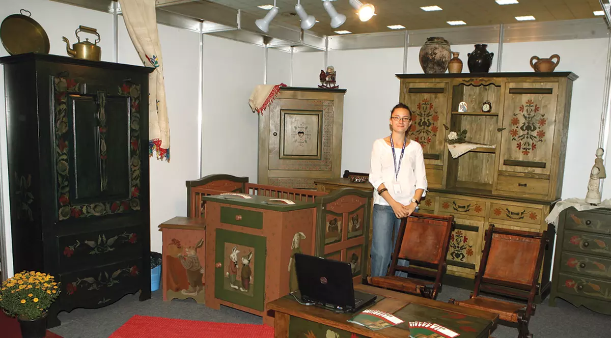 Face bani din pictura pe mobila