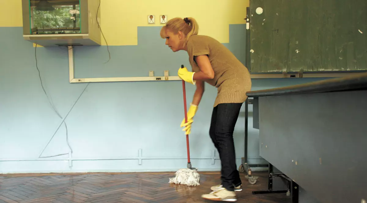 Udrea a spalat podele cu mopul