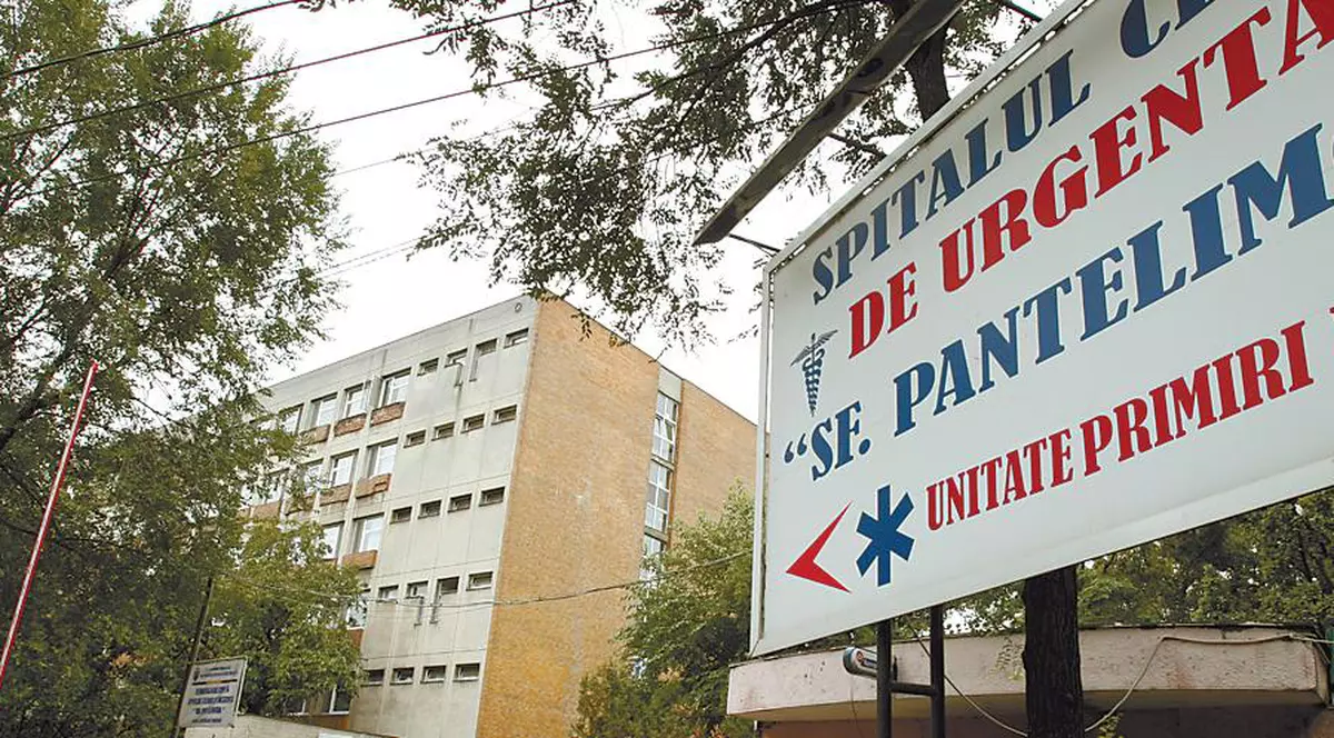 Scandal la Spitalul „Sfântul Pantelimon” din Capitală. Un tânăr a intrat cu mașina într-un agent de pază