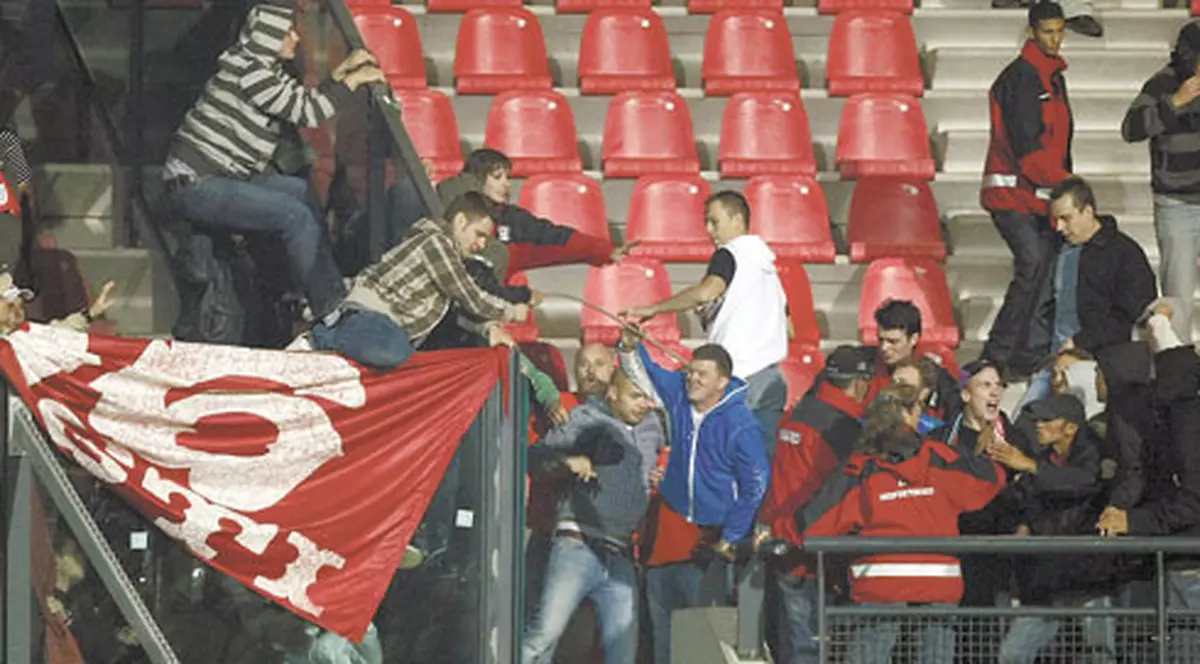 Turcu: "Badea îi susţine pe derbedei"