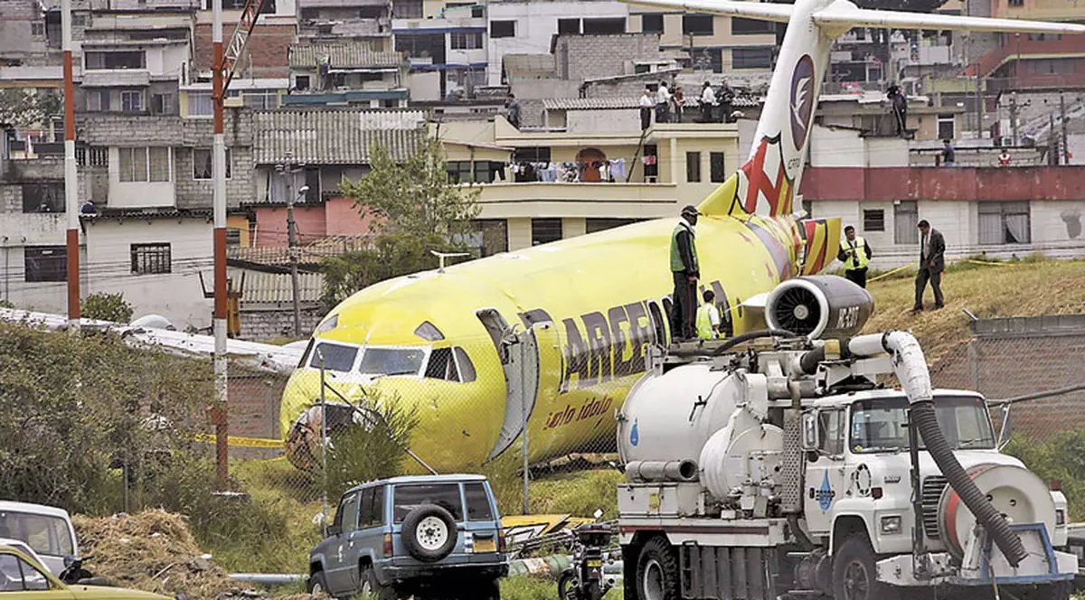 Avionul, aproape intact după ce s-a prăbuşit