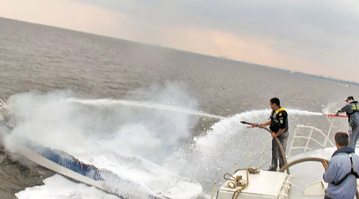 3 bărbaţi au fost la un pas să ardă de vii în mijlocul mării