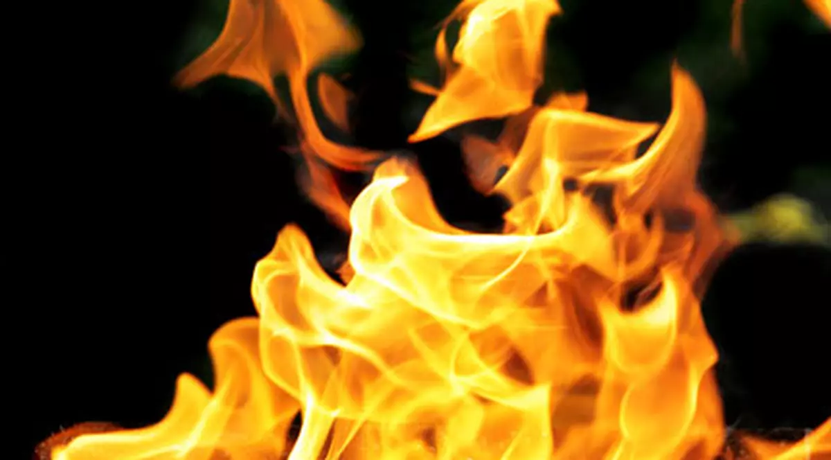 Fetiţă arsă într-un incendiu produs de butelie