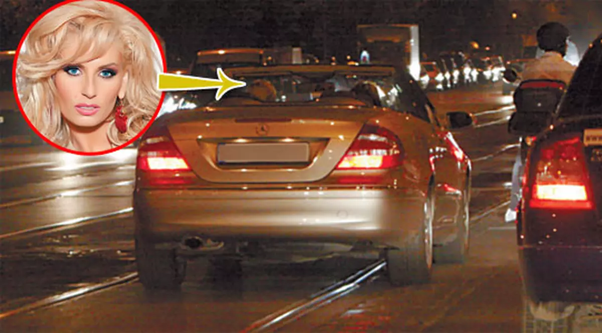 FOTO: Andreea Bănică şi Mioriţa Videanu, cu tupeu pe linia de tramvai!