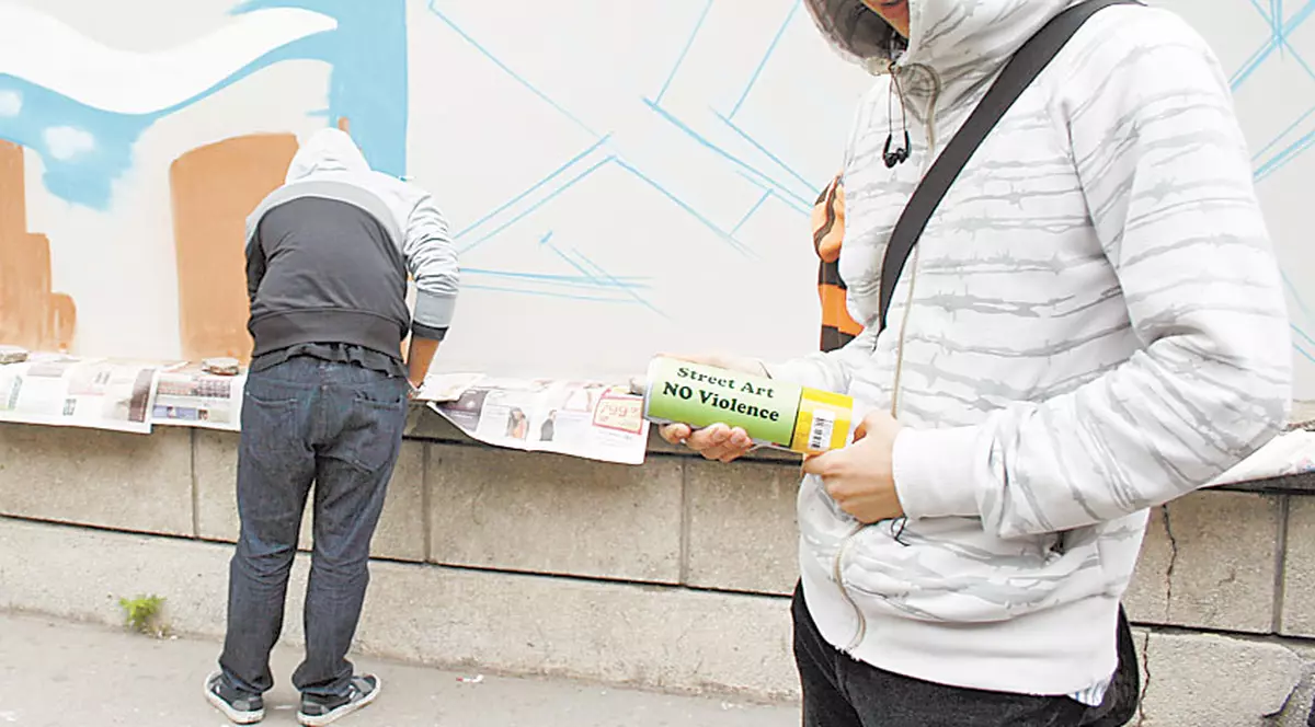 Graffiti pe gardul Poliţiei Capitalei