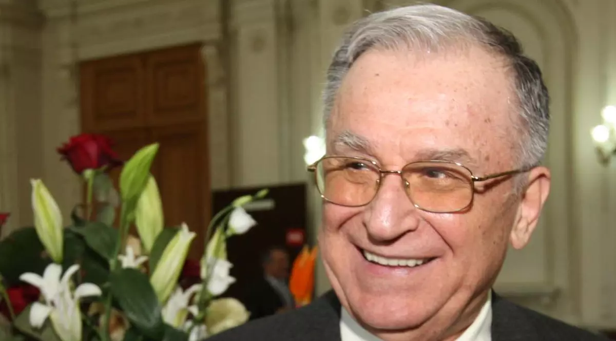 Iliescu: "Băsescu nici usturoi n-a mîncat, nici gura nu-i miroase"