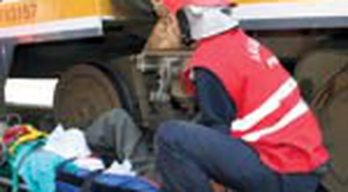 Scos de pompieri de sub rotile tramvaiului