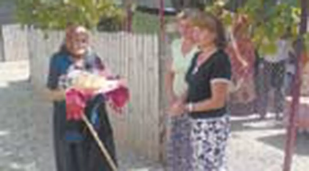 Maria Basescu i-a dus mobila batranei din Saucesti