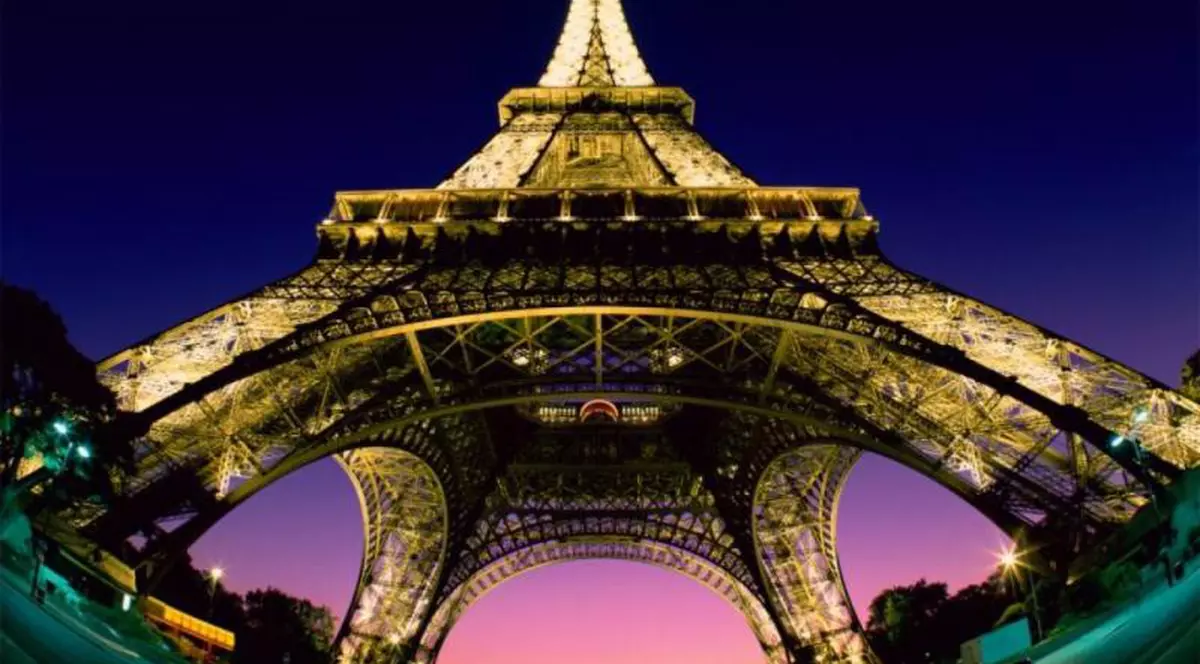 Turnul Eiffel, “obiect” de licitaţie