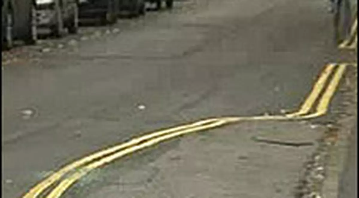 Se întâmplă şi la ei! Marcaje rutiere trase la mişto