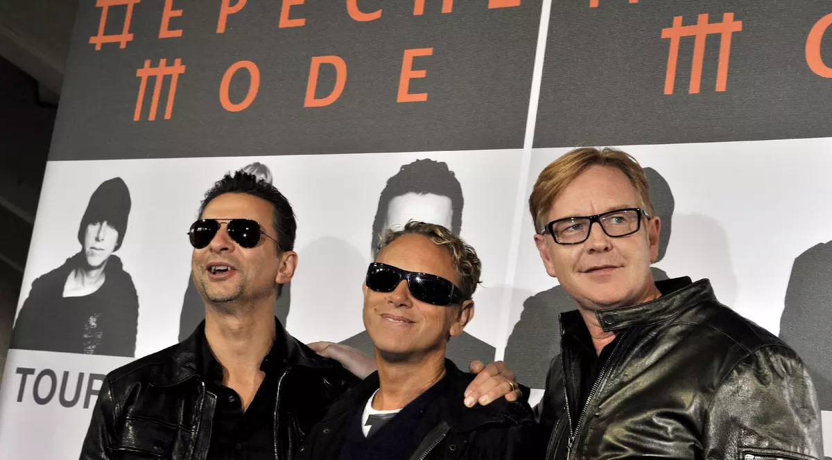 Se poate câştiga un tur backstage la concertul Depeche Mode