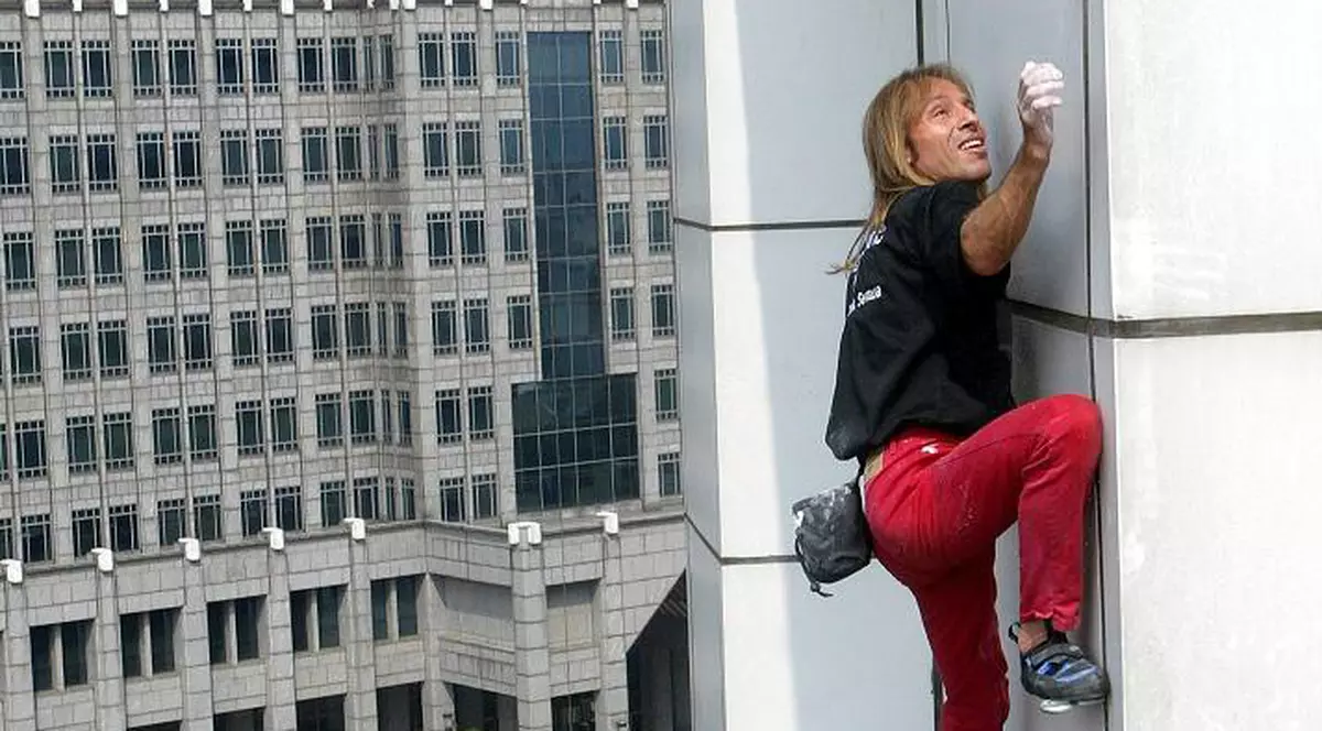 A escaladat cu mâinile goale 24 de etaje