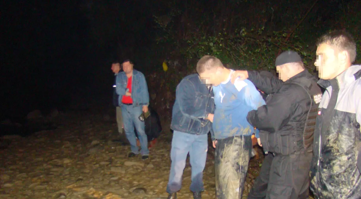 Ţigări de contrabandă de 30.000 de euro, confiscate cu focuri de armă