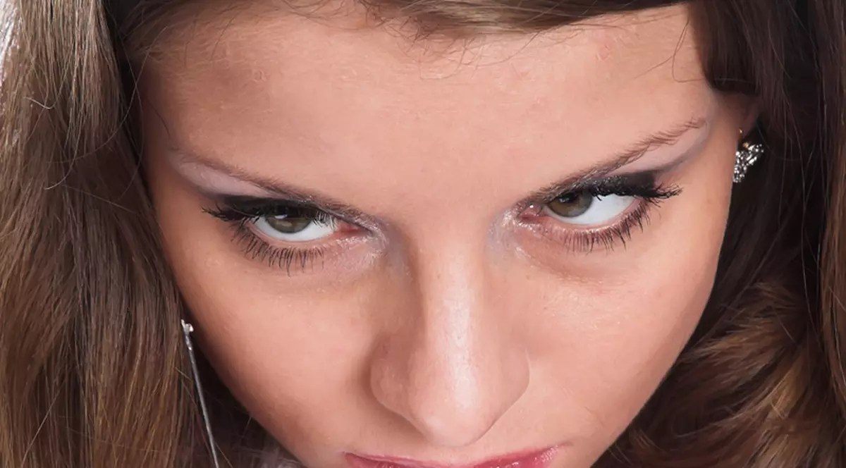 Asistentele din Marea Britanie şi-au pus poze topless pe internet