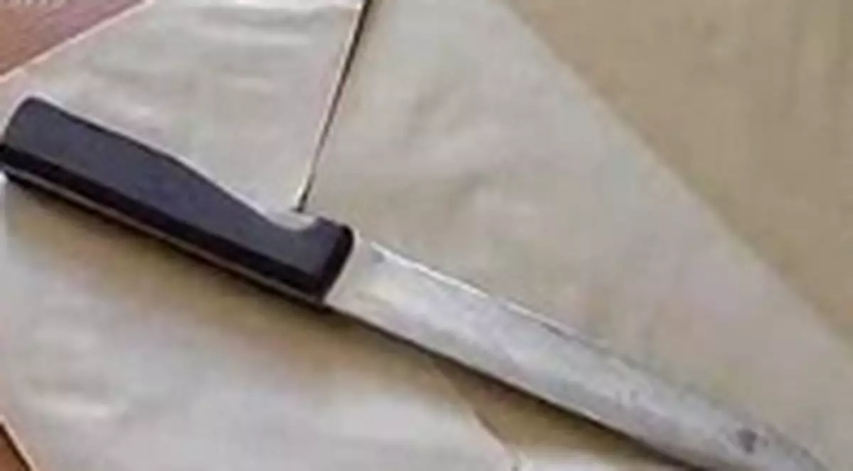 Şi-a înjunghiat soţia şi vecinul