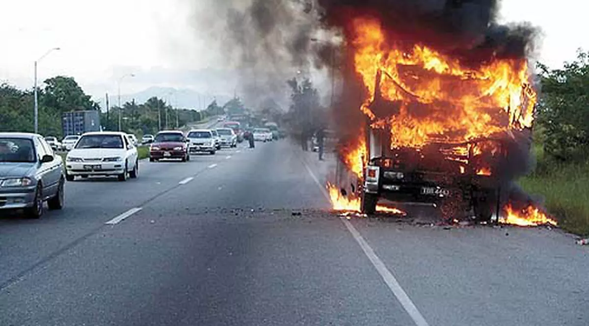Un camion cu butelii a luat foc pe DN1A