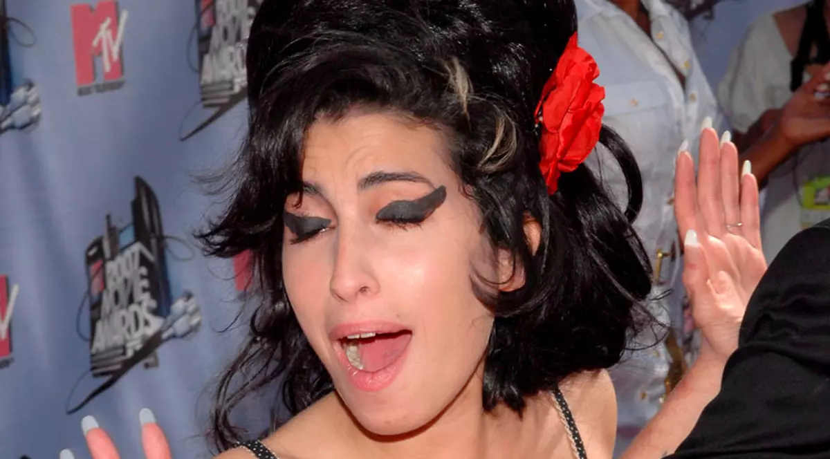 Amy Winehouse a vrut să se sinucidă