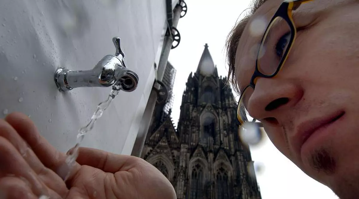 Semn divin? Apa potabilă s-a transformat în vin