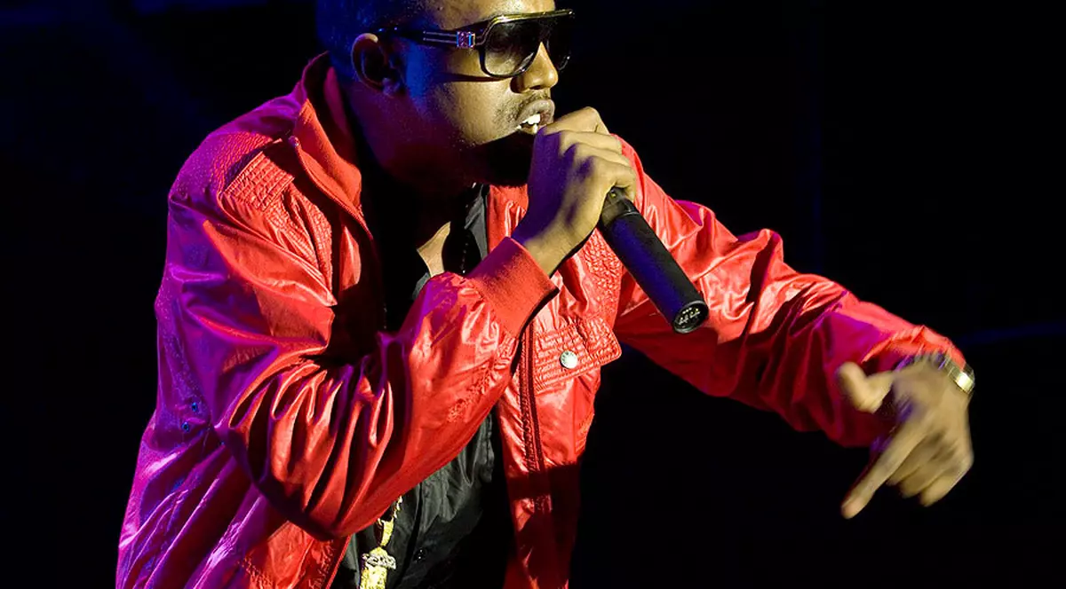 Kanye West nu îşi cere scuze paparazzilor 