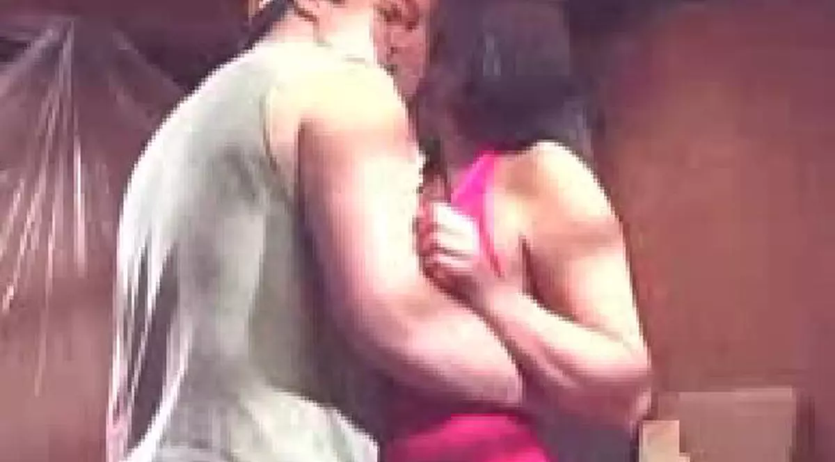 Video: "Găureşte-ţi" nevasta!