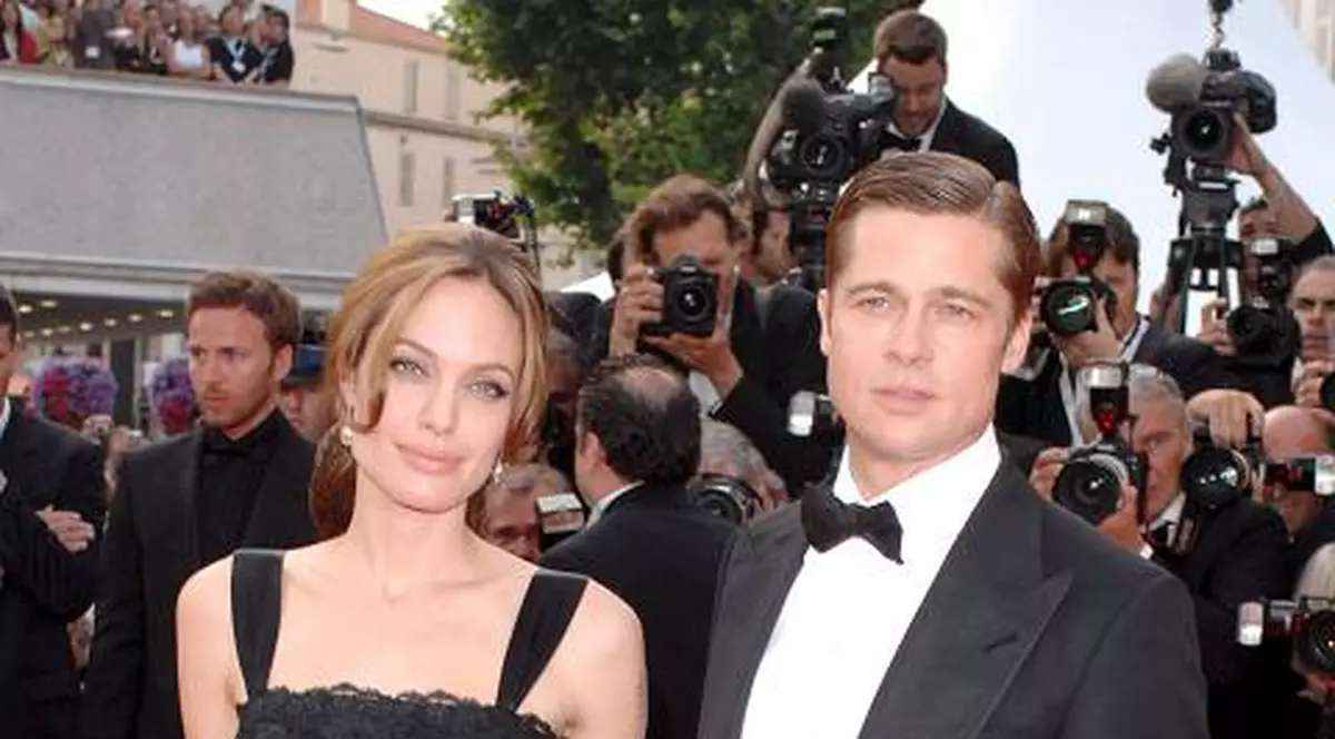 Angelina Jolie a scăpat de burtă prin liposucţie