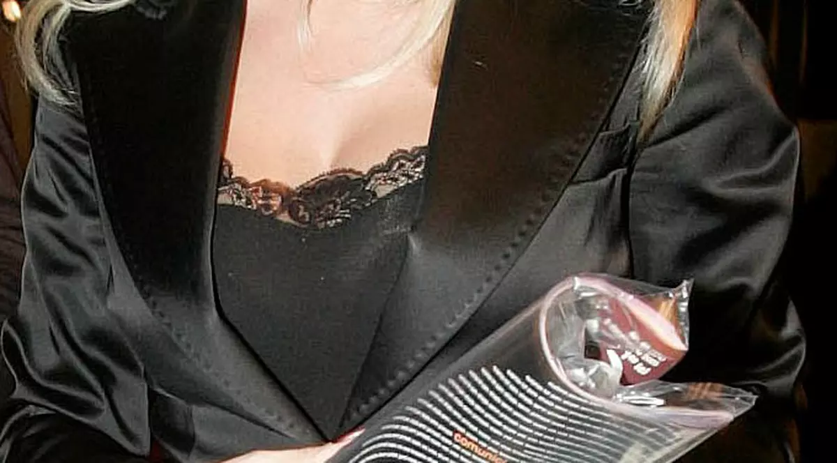 Elena Udrea, invitată să dea cu mopul în sediul PRM