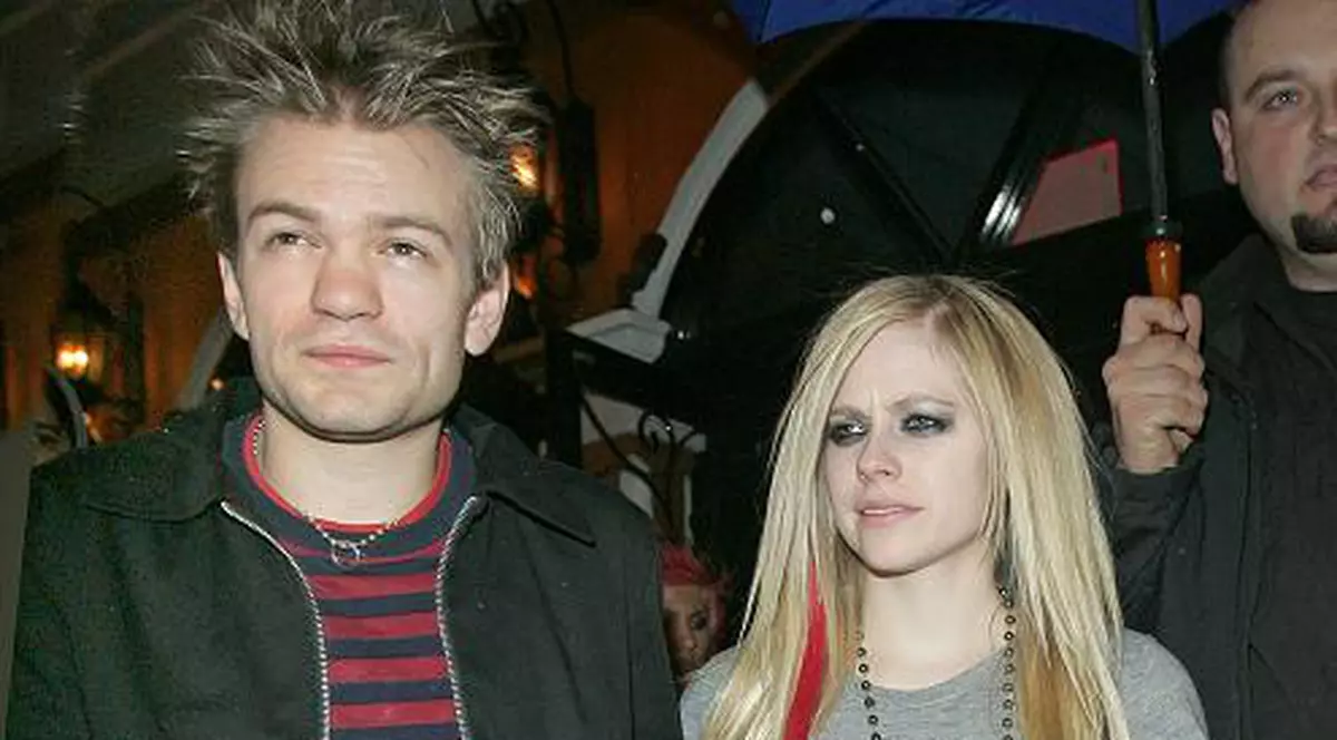 Avril Lavigne divorţează