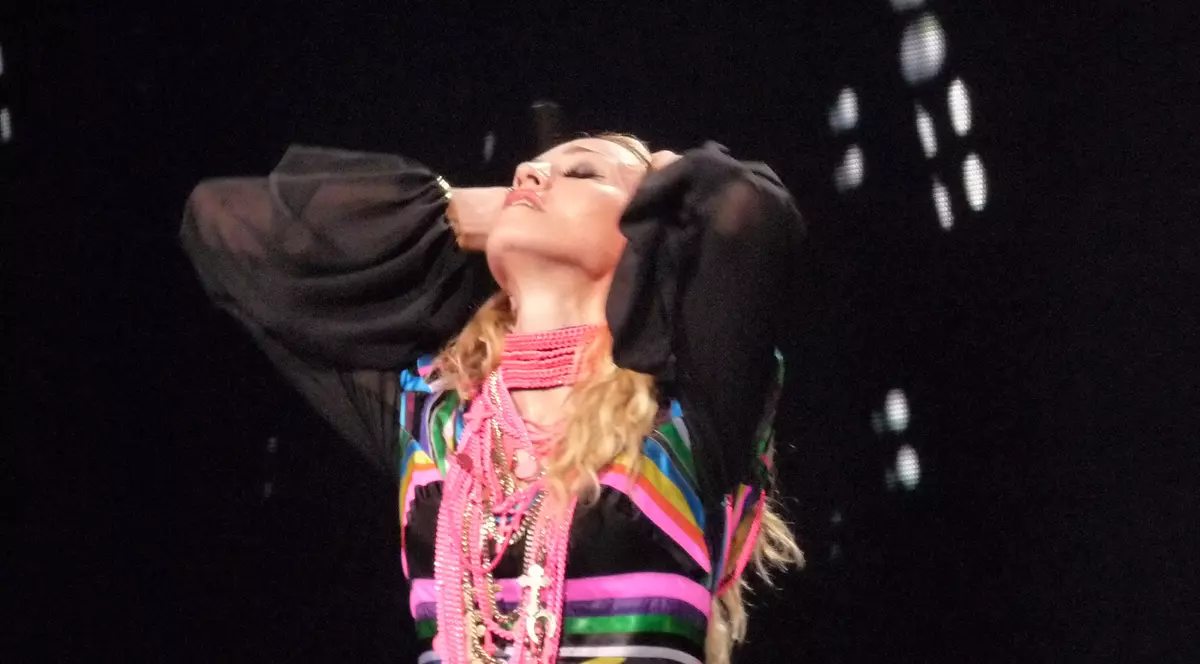 Bye, bye, baby: Divorţul ar putea costa-o pe Madonna 150 de milioane de lire!