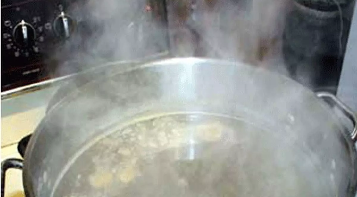 Copil mort după ce a fost opărit de tată cu mâncare!