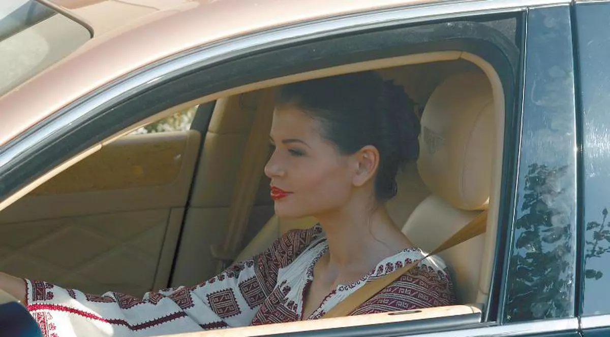 Monica Columbeanu a condus Bentley-ul în costum popular