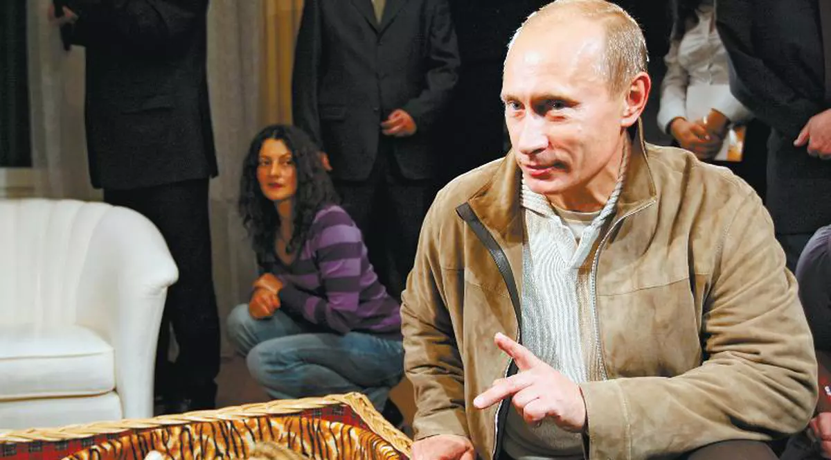 Vladimir Putin a primit cadou un pui de tigru
