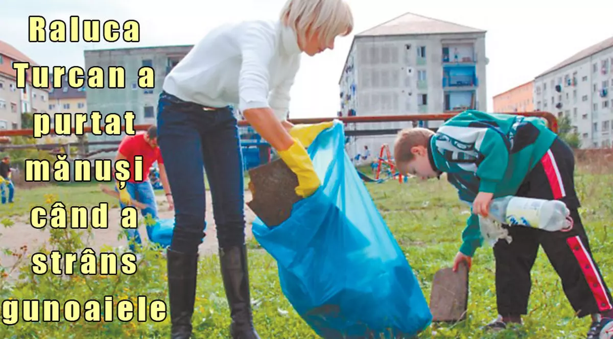 Raluca Turcan face curăţenie cu mănuşi