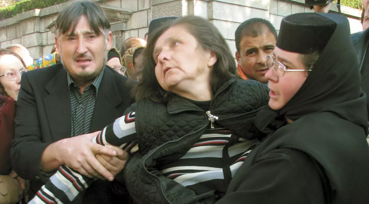 Sărbătoarea Sf. Parascheva, întreruptă de o "posedată"