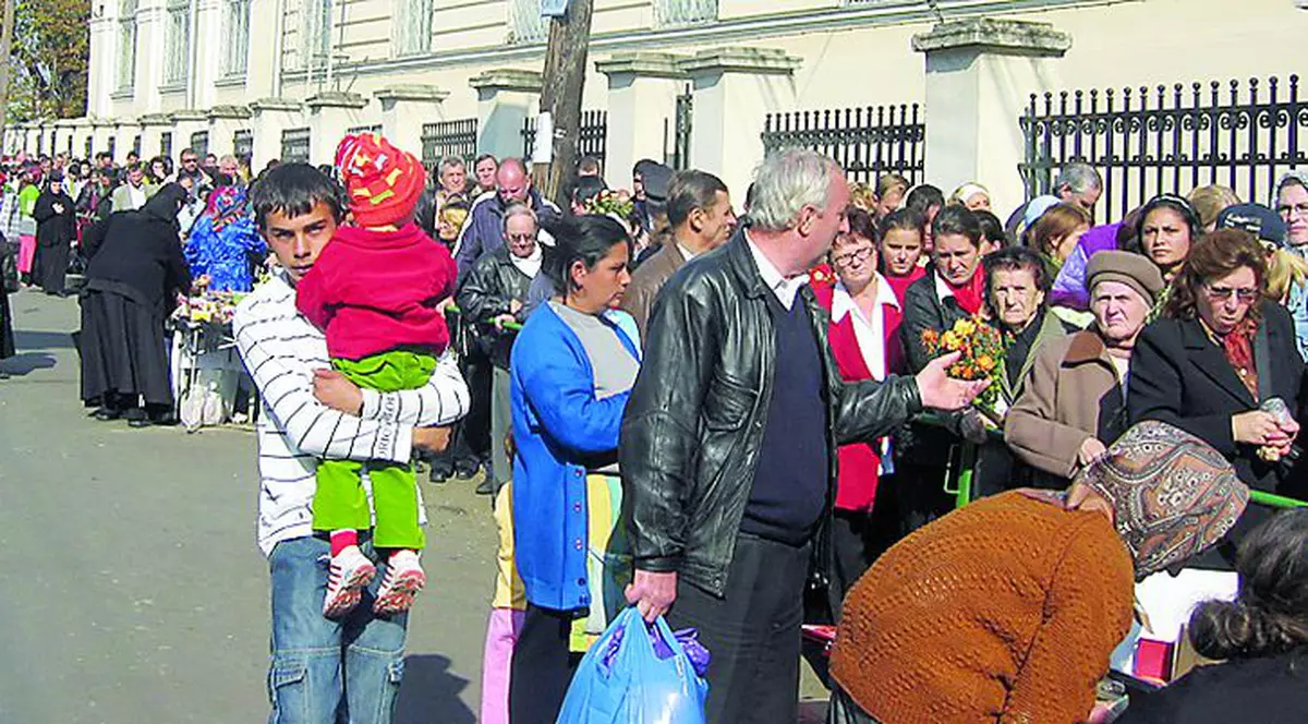Coadă şi ieri la moaştele Sfintei Parascheva