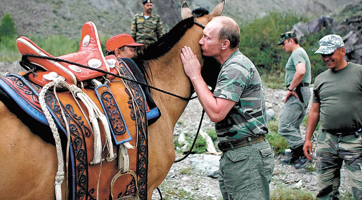 Vladimir Putin, pasionat de cai în vacanţă