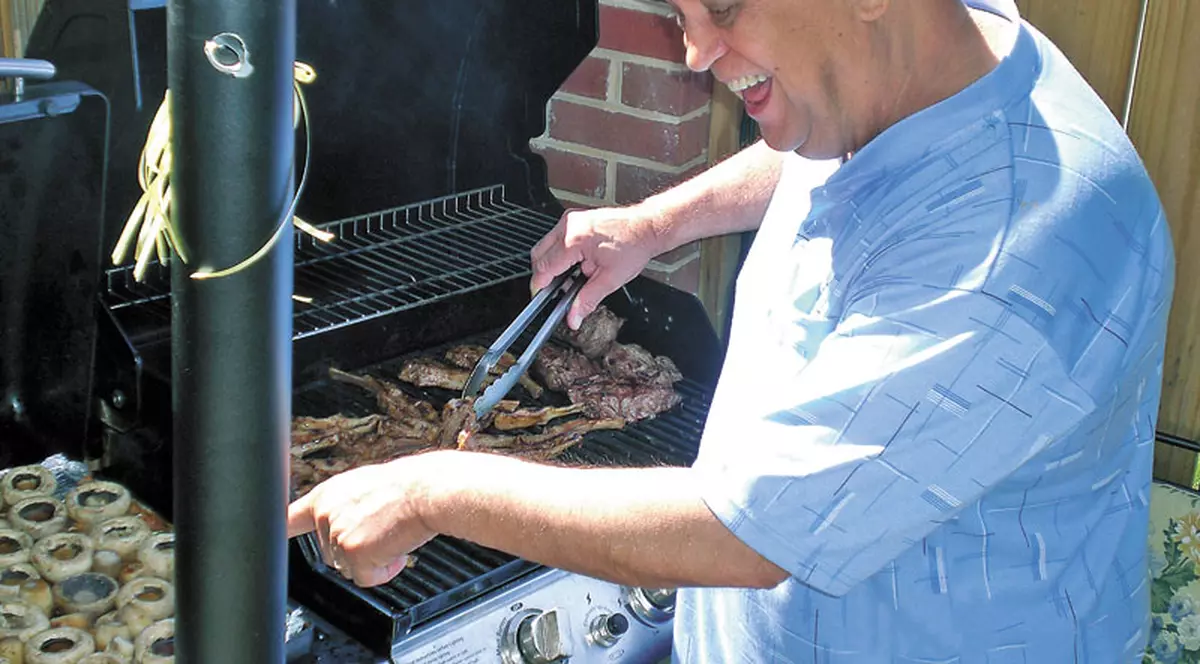 Nea Beni a încins grătarul în America