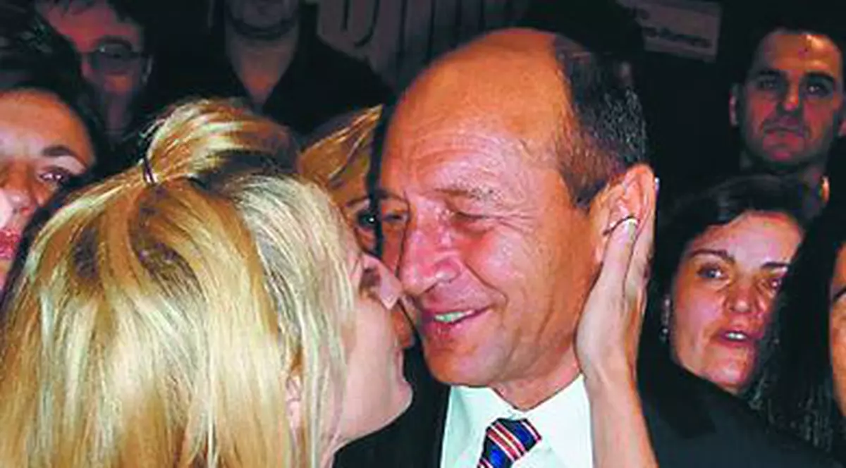 Băsescu are lipici la blonde