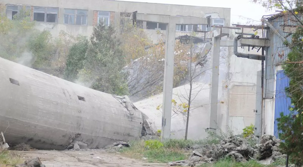 Au dărâmat turnul de apă peste o clădire