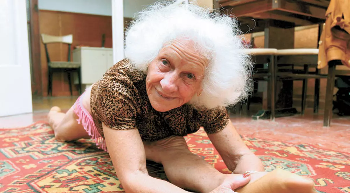 La 86 de ani, face un şpagat de invidiat