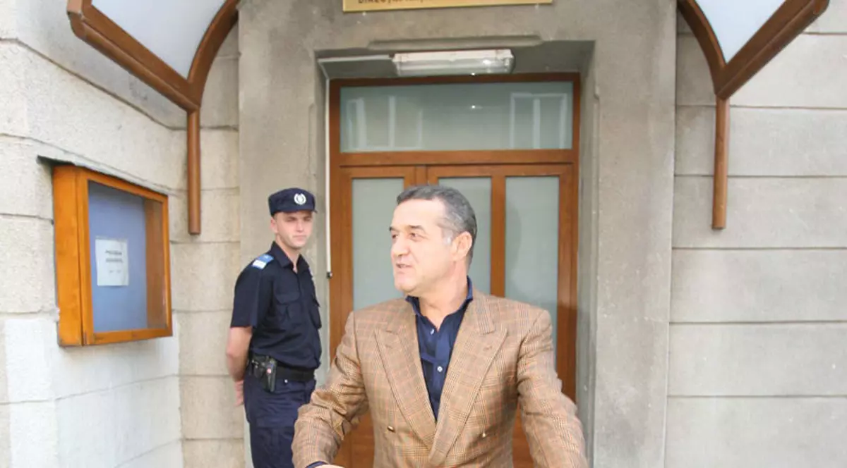 Becali, împarte bani în faţa DNA
