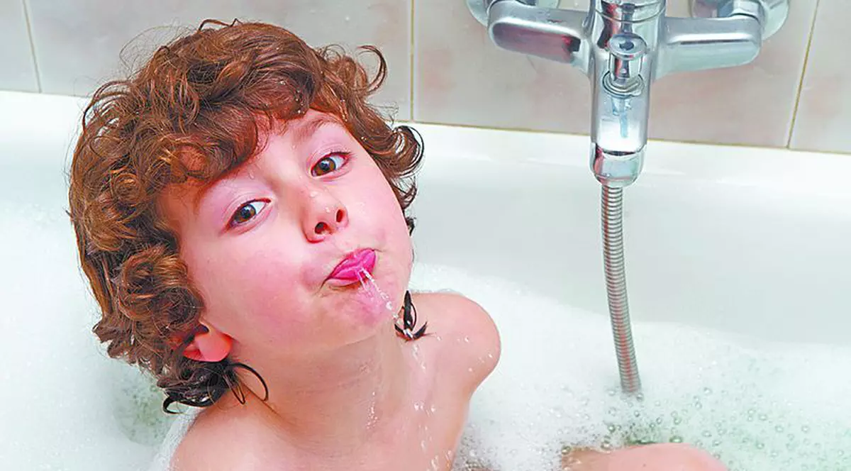 Nu lăsaţi copiii singuri în cadă